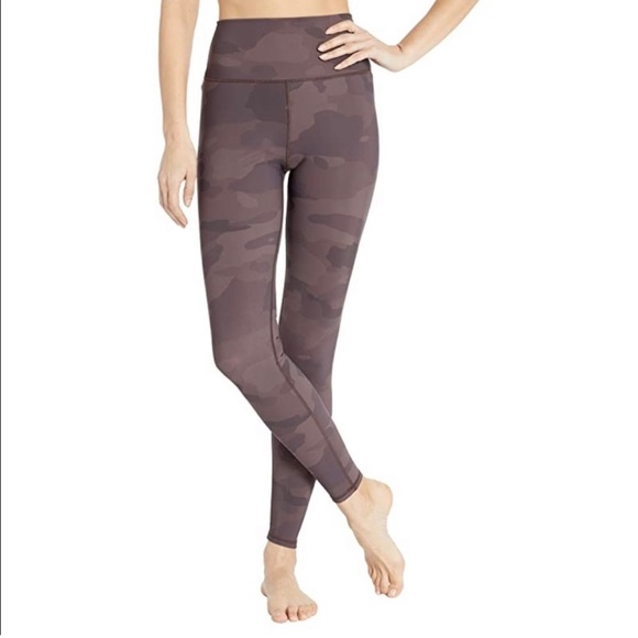 ALO Yoga Pants - ALO Yoga High Waist Vapor Legging in Coco Camouflage size Small.